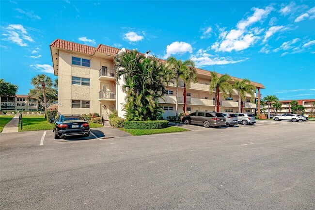 Building Photo - 9410 N Hollybrook Lake Dr