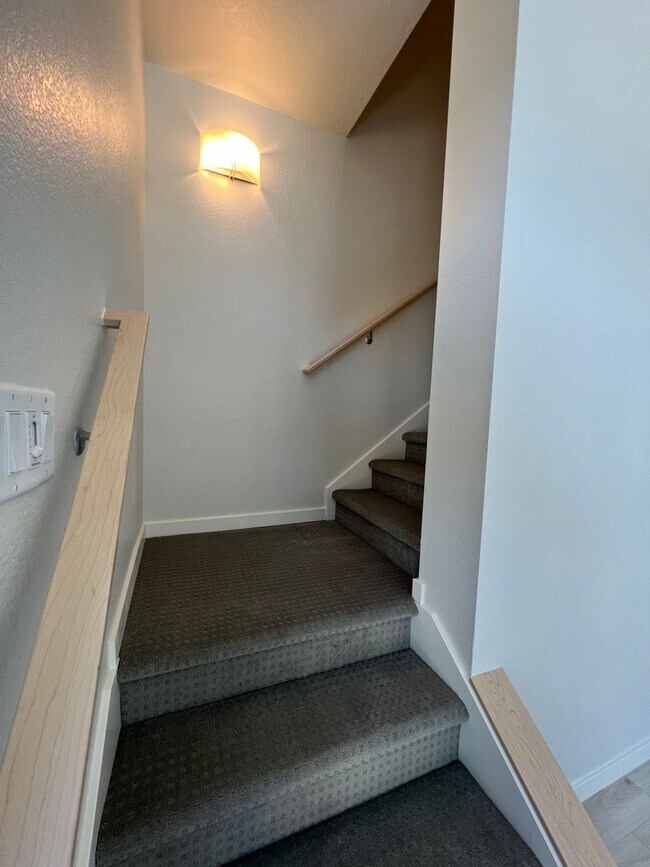 Building Photo - Modern 3B/4B Condo- Available June 10th