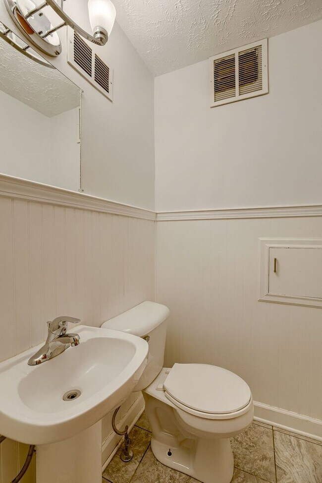 Building Photo - Charming 3 Bedroom Duplex In Prime Location!!