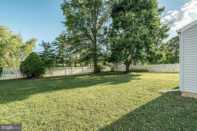 Building Photo - 10 Honey Locust Ln