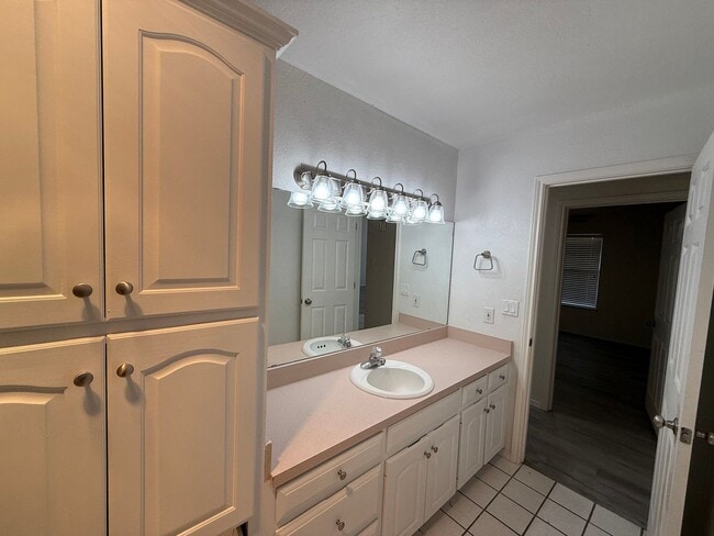 Building Photo - 4 Bed Brick Home! Zia School District! - Pets Welcome!!!