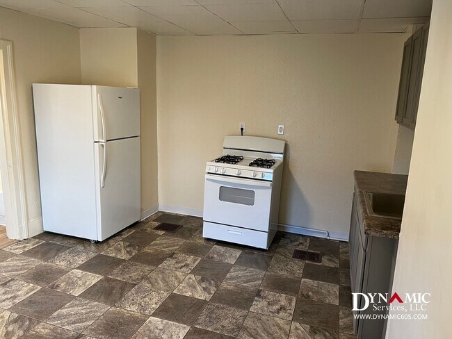 Building Photo - 612 W 11th St