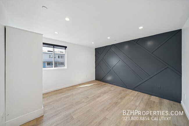 Building Photo - 835 N Harvard Blvd