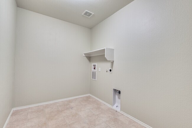 Building Photo - 1413 Lone Pine Dr