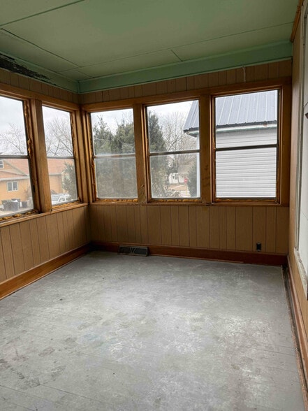 Building Photo - 104 N Vine St