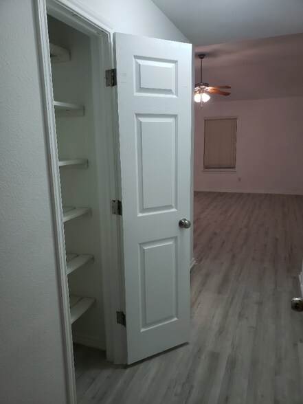 Building Photo - 1121 Dixon Cir