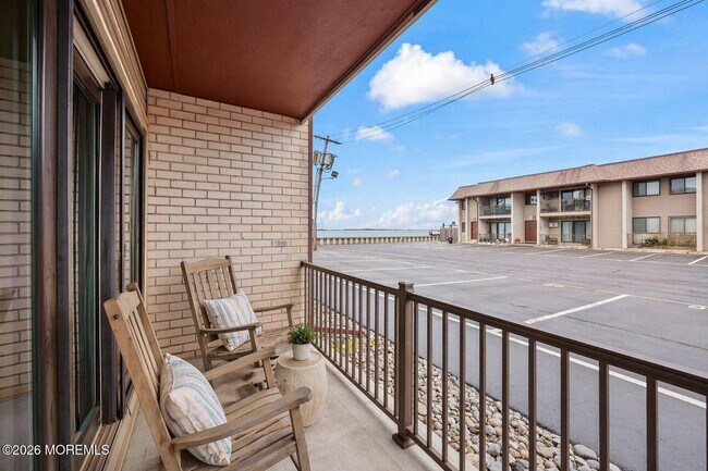 Building Photo - 330 Shore Dr