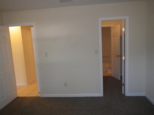Building Photo - 1610 Green Briar Pkwy
