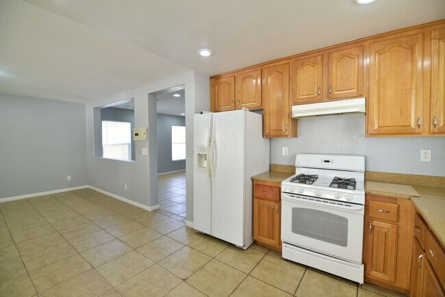 Building Photo - Spacious 4Bed/2Bath/2Car Home located in North Las Vegas w/ Pool!