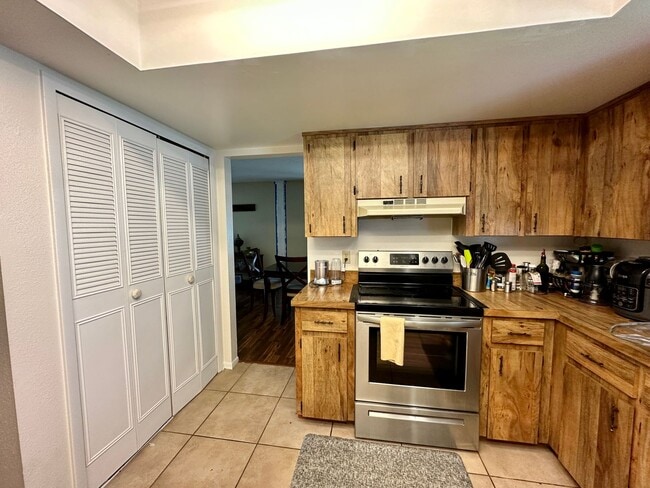 Building Photo - Perfect 3 bed 2 bath with huge fenced back...