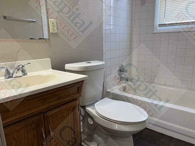 Building Photo - Spacious 3 Bedroom