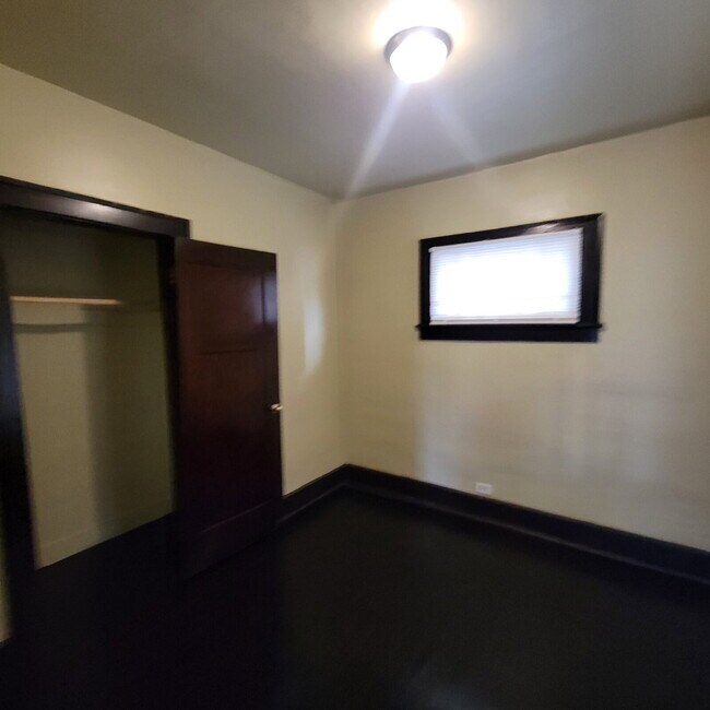 Building Photo - "Charming 3-Bed Oasis with Full Bath on East New York Street, Indianapolis!"