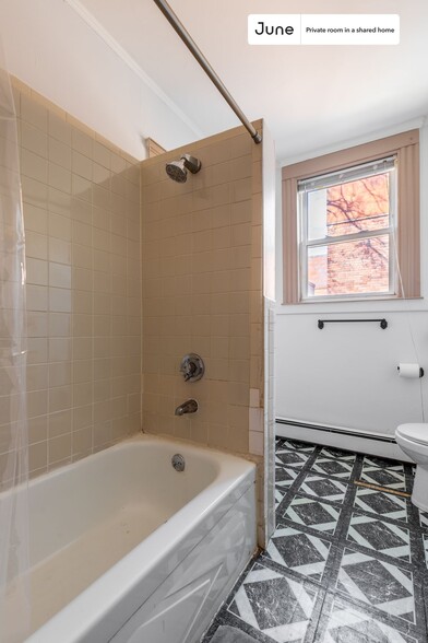 Building Photo - Private bedroom in 3 bed/1 bath Home