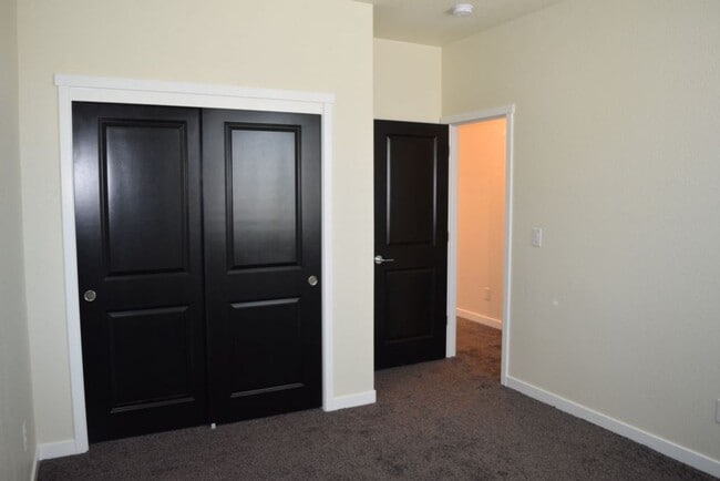 Building Photo - 3280 Chickadee Ct