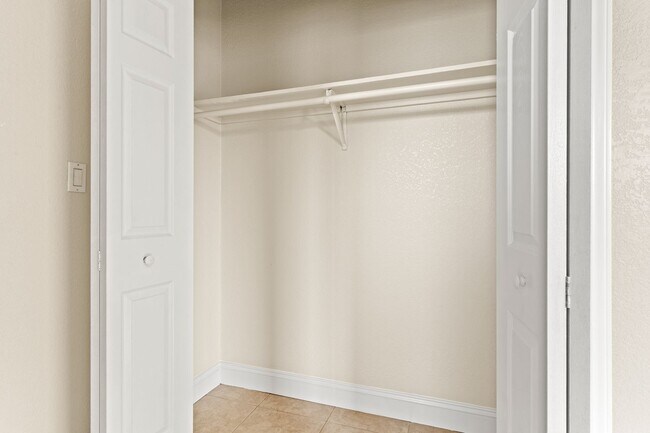 Building Photo - Massive 1,200 Sq Ft Renovated 3BR/2BA w/ Master Suite