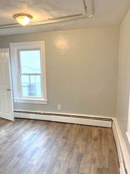 Building Photo - 1295 Main St