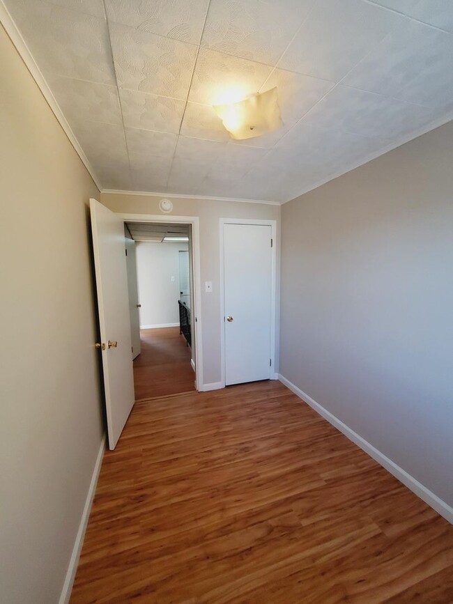 Building Photo - 3 Bed, 1 Bath Townhouse with Fenced Yard, ...