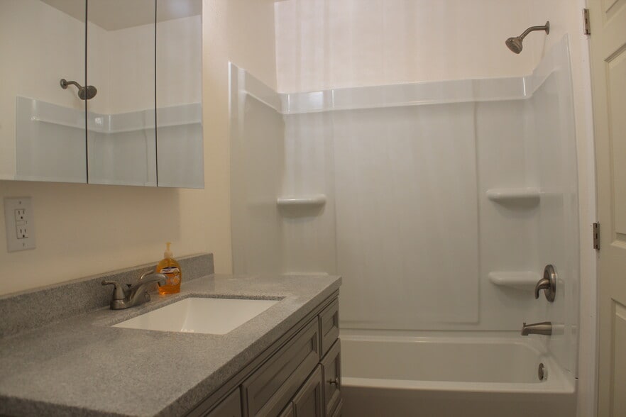 Shower - 320 E Victor Cir