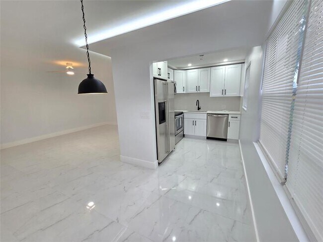 Primary Photo - 350 Brighton I