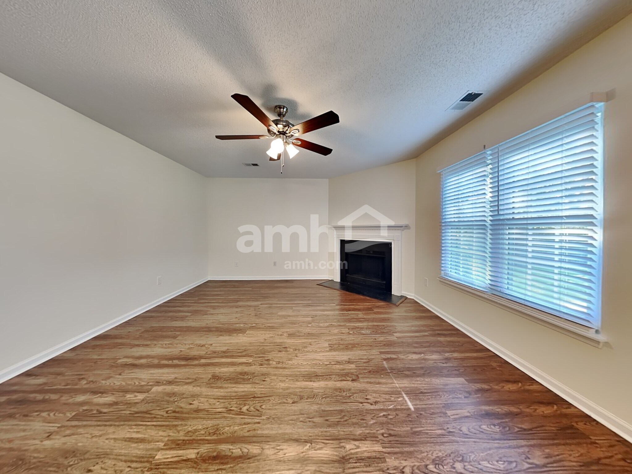 Building Photo - 516 Holiday Dr