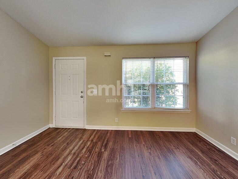 Building Photo - 1104 S Hampton Close