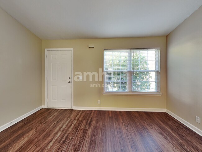 Building Photo - 1104 S Hampton Close