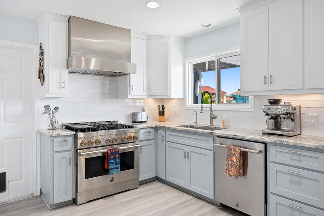Building Photo - 13705 Cayo Cantiles St