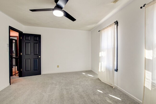 Building Photo - 412 Saddle Ct