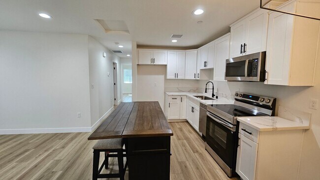 Building Photo - PLACE-NLO8655