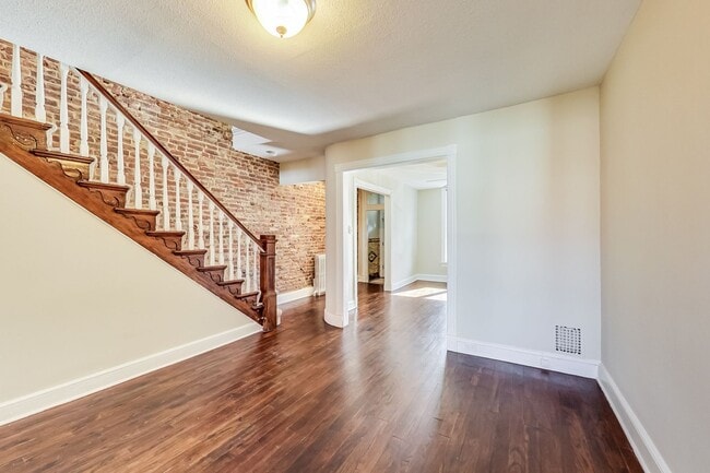 Building Photo - Spacious 3bd/2.5 bath updated townhome in ...