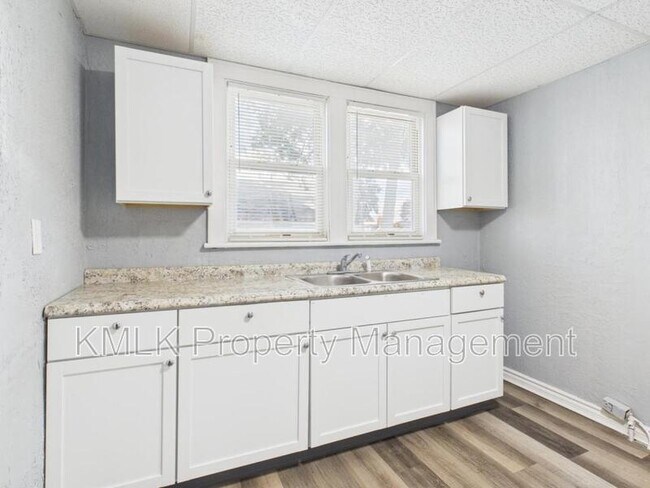 Building Photo - 903 Donald Ave