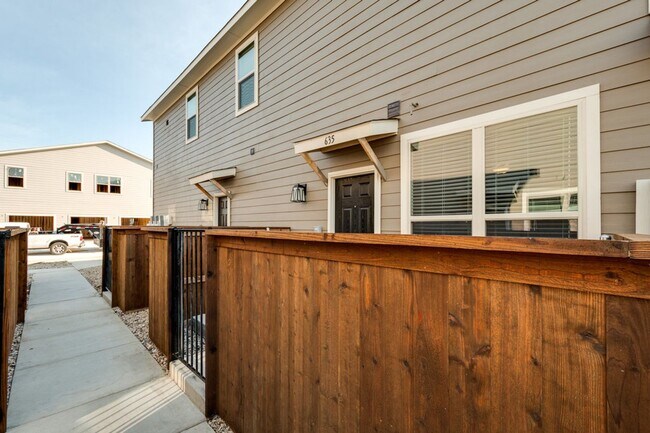 Building Photo - GORGEOUS 2 BEDROOM FOUR PLEX LOCATED IN MIDLOTHIAN ISD!
