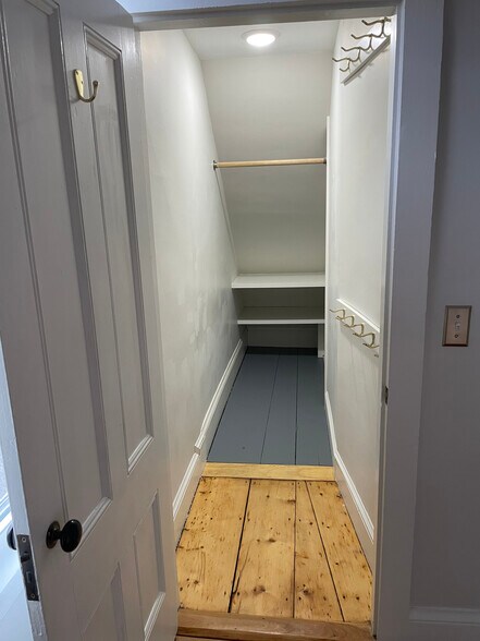 Second bedroom/home office (w/ walk-in closet). - 18 North St