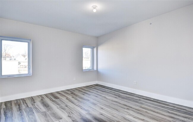 Building Photo - 292 Main St