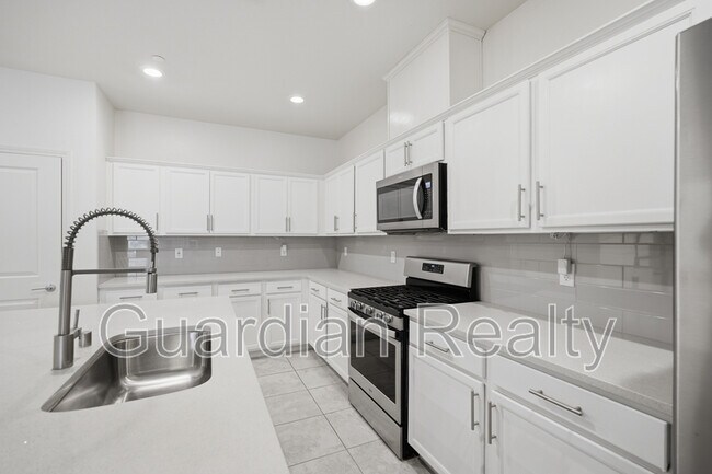Building Photo - 2879 Cabrillo Terrace St