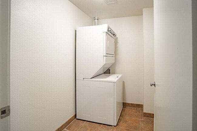 Building Photo - 1317 6th Ave N Apartments - 2 bedrooms