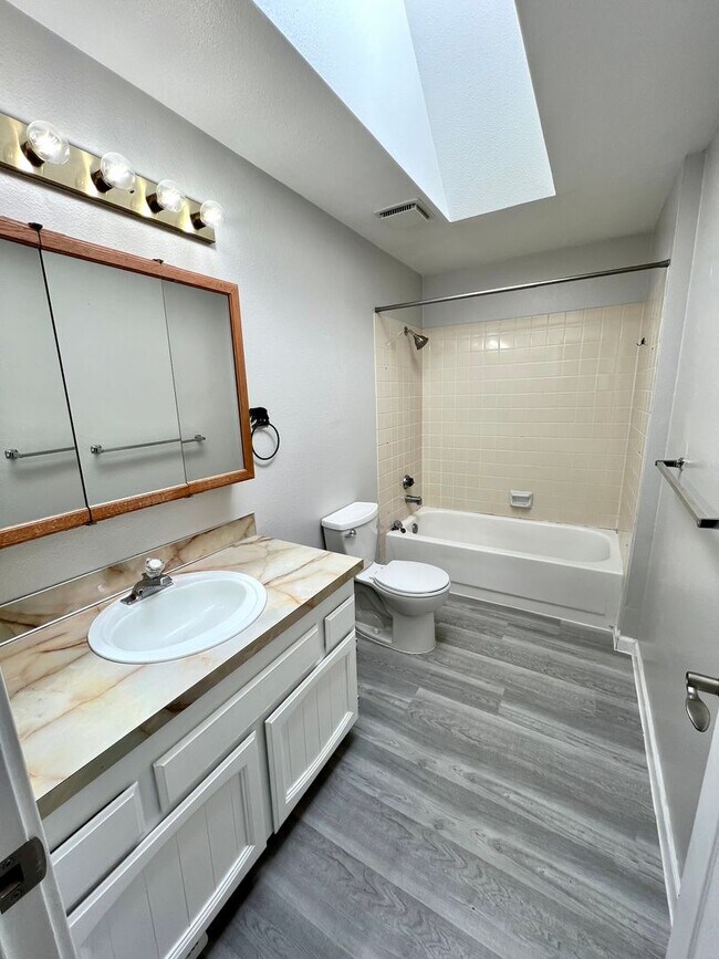 Building Photo - Charming 3-Bed, 3-Bath Home with Bonus Roo...