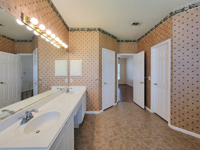 Building Photo - 11147 Carriage Lake Dr