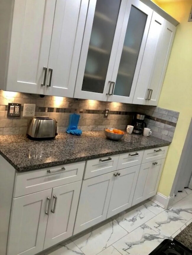 Kitchen - 6040 N Kenmore Ave