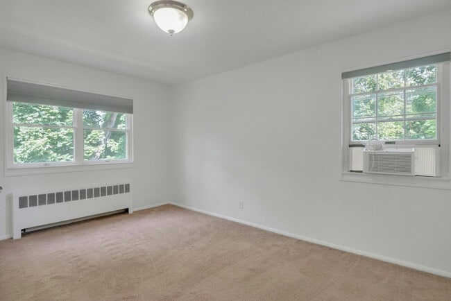 Building Photo - 580 Bedford Rd