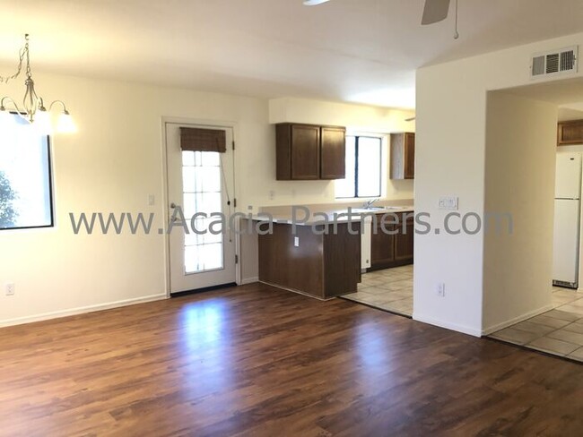 Building Photo - Three Bedroom in Silverado Hills