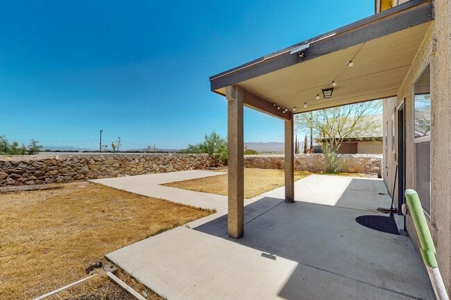 Building Photo - Two story 3 bedroom 2.5 bath in Santa Tere...