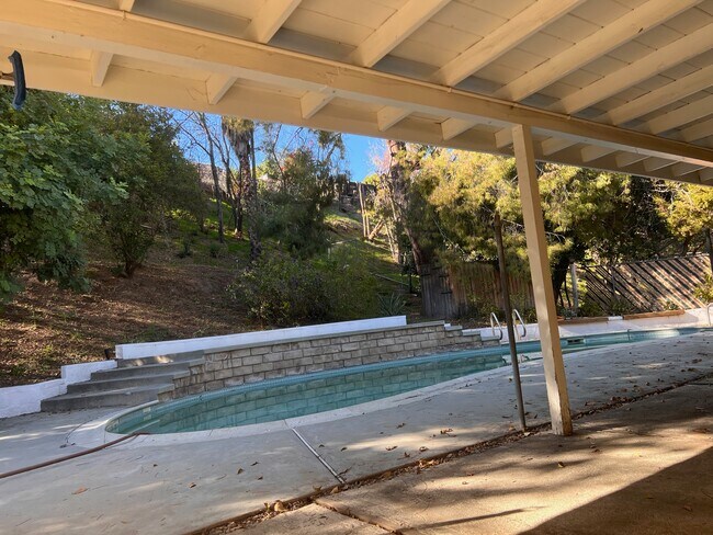 Building Photo - 5615 Oso Ave