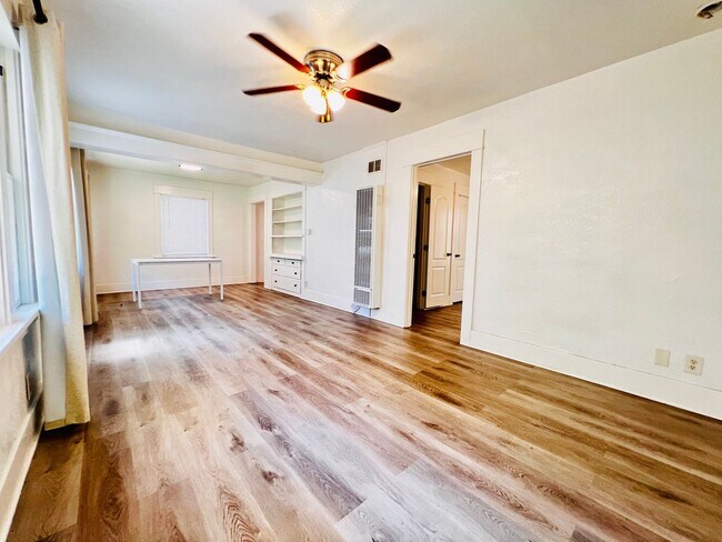 Building Photo - Spacious Cute one bedroom a block from the beach