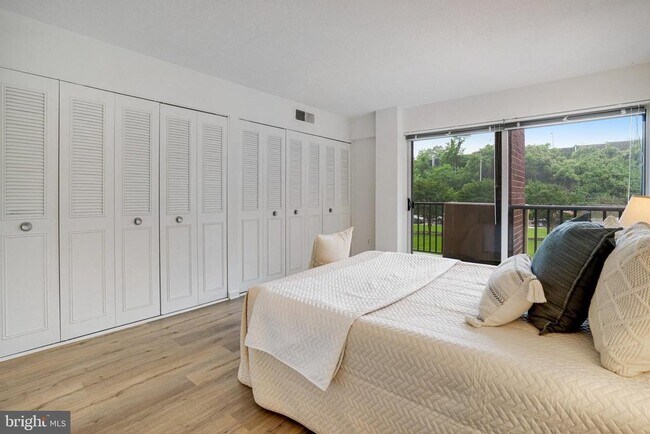 Building Photo - 1300 Army Navy Dr