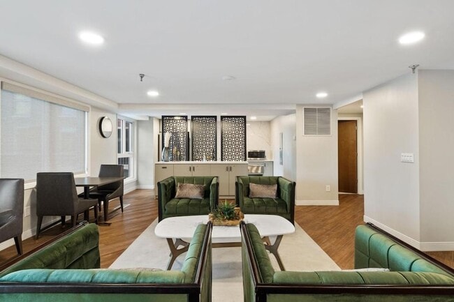 Building Photo - 433 S 7th St