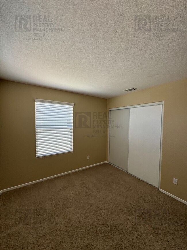 Building Photo - Ideal Layout! 4 Bedroom Home with Main Floor Bed/Bath & Open Loft