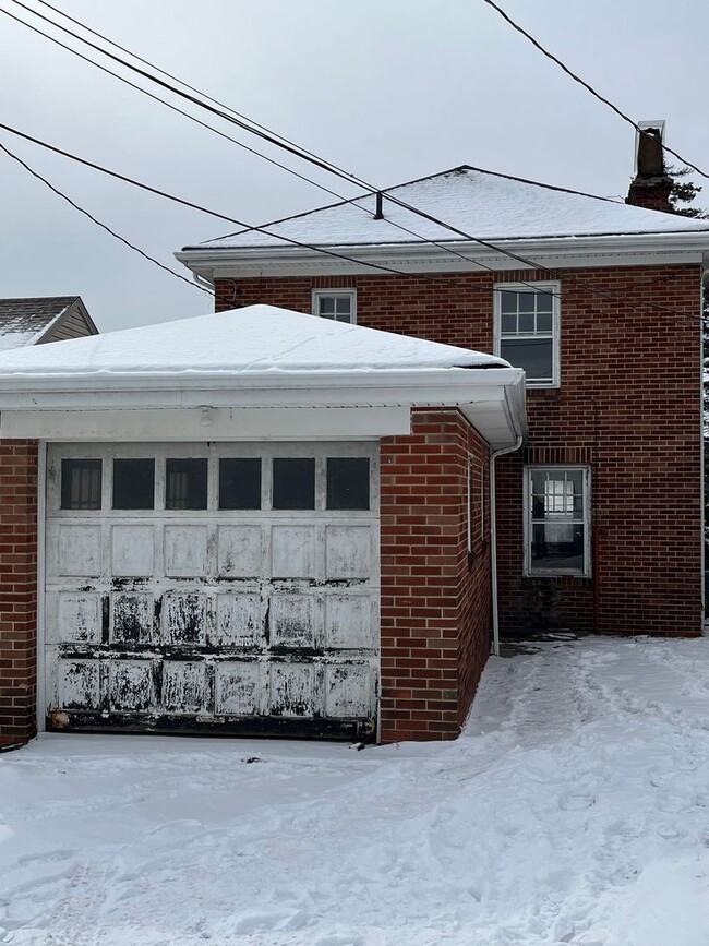 Building Photo - Three Bedroom House w Detached Garage