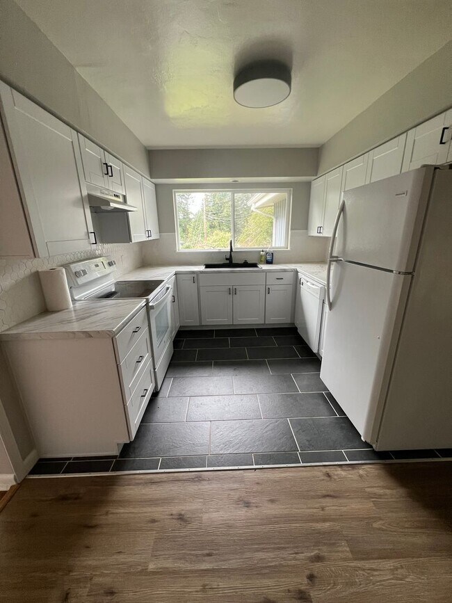 Building Photo - Updated 3 Bedroom & 1 Bath located on dead end street!