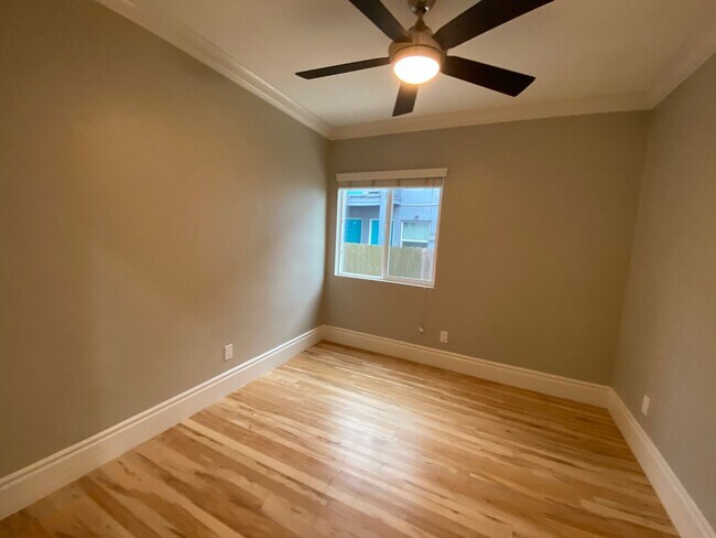 Building Photo - AC! In Unit Washer & Dryer! Reserved Onsite Parking! Downstairs Home!
